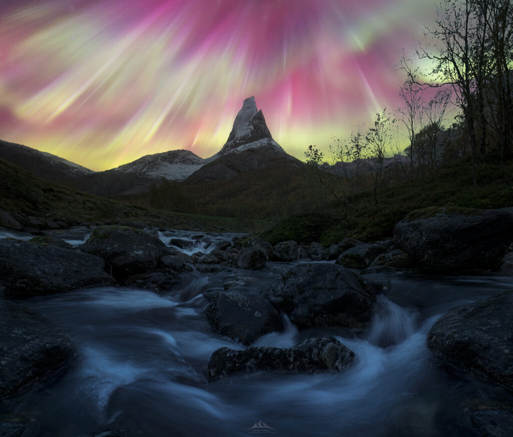 Detalle de los pilares verticales de una aurora rápida capturada con un objetivo gran angular
