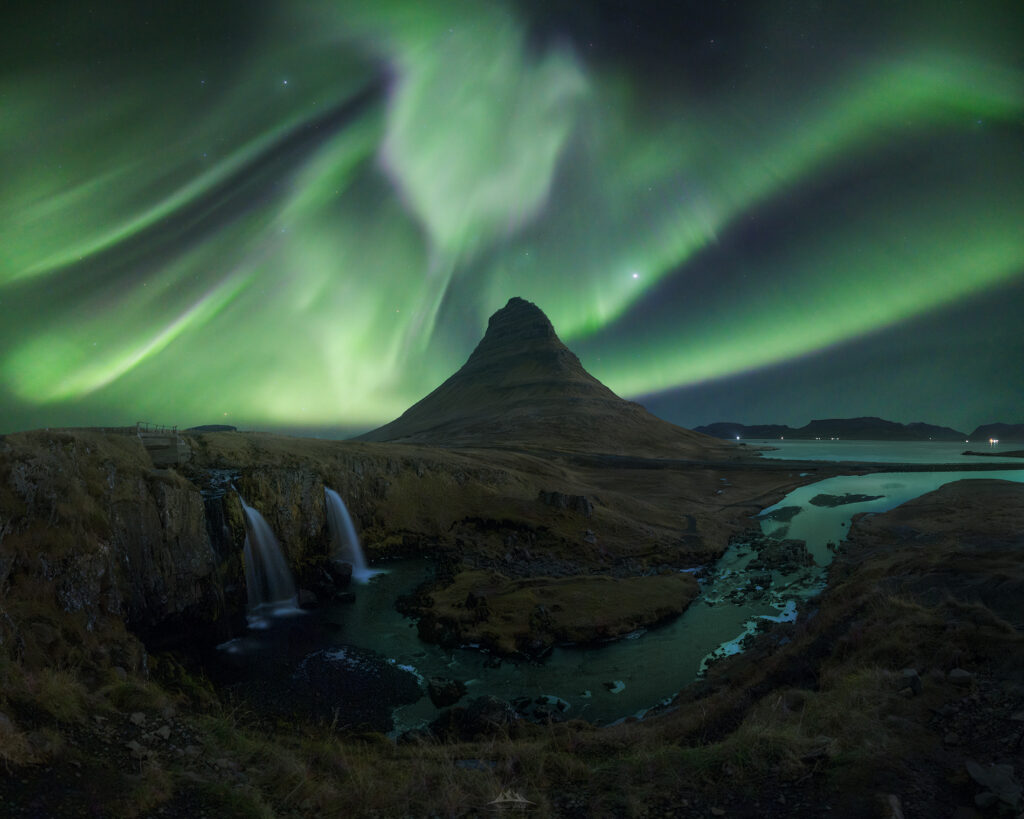 Cámara preparada para fotografiar auroras boreales en el Ártico.