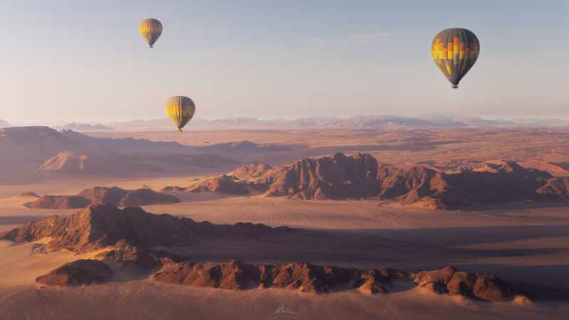 Globos aerostáticos sobre el desierto del Namib en Namibia al amanecer