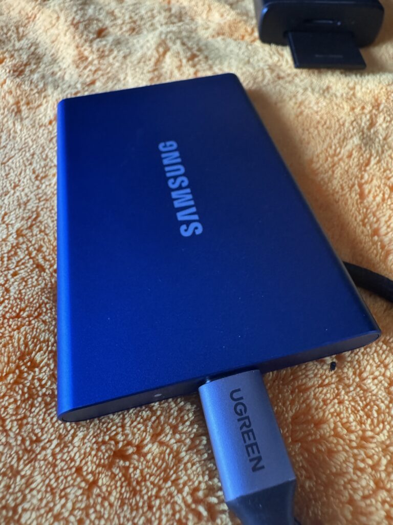 Disco SSD externo Samsung T7 conectado por USB-C para copias de seguridad para fotógrafos.