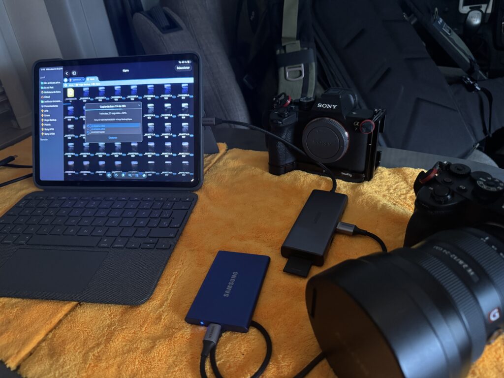 Flujo de trabajo con iPad Pro, cámara Sony y SSD para copias de seguridad para fotógrafos.