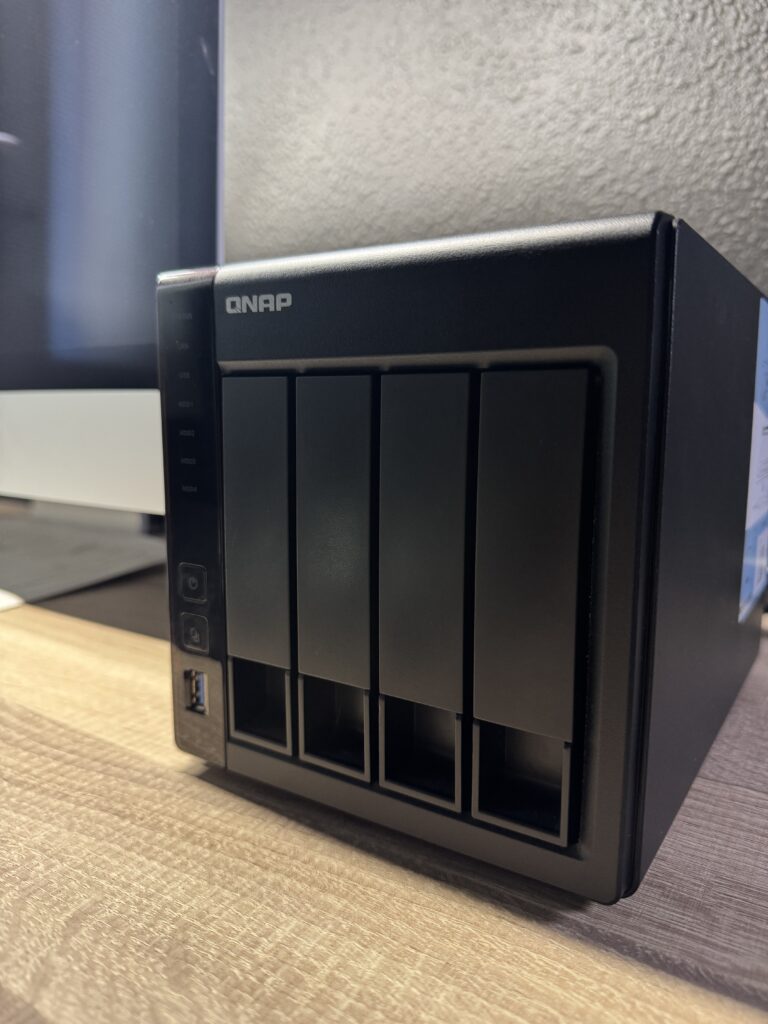 Servidor NAS QNAP de 4 bahías en el estudio para copias de seguridad para fotógrafos.