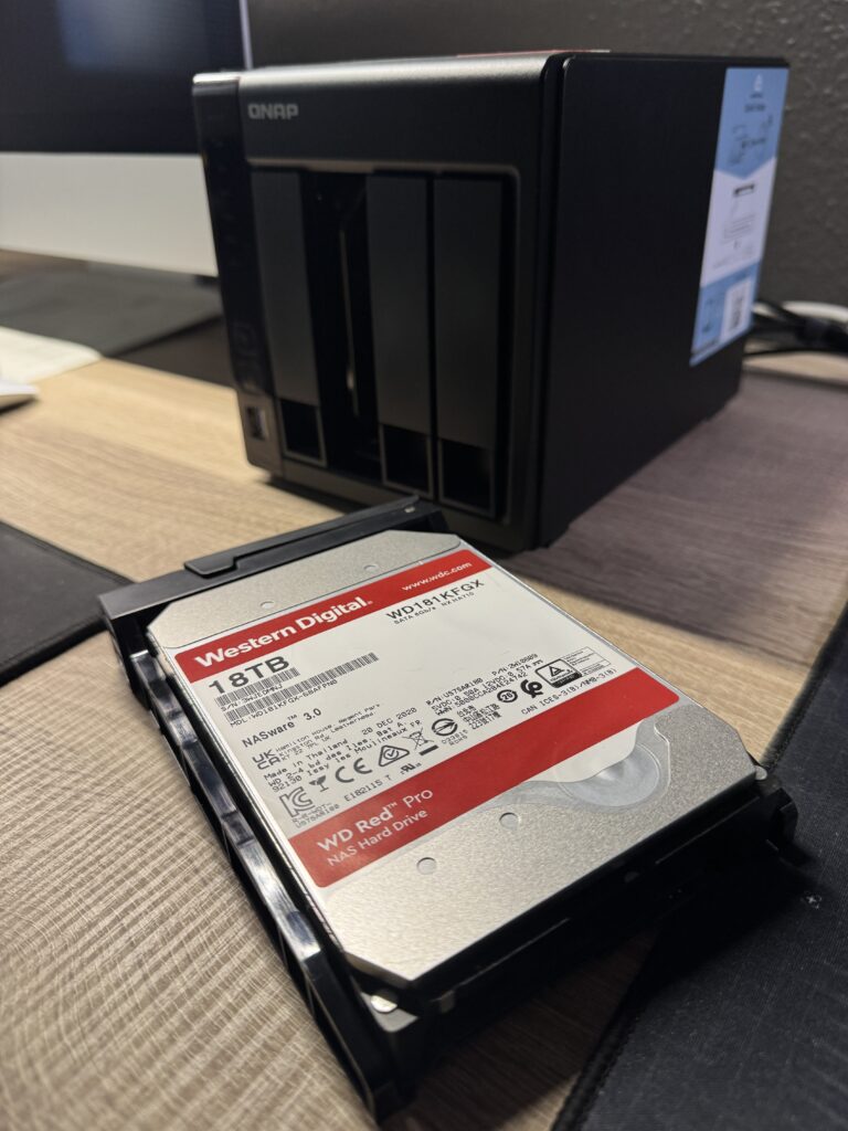 Disco duro mecánico Western Digital Red Pro de 18TB para copias de seguridad para fotógrafos.